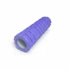 Mor, tırtıklı yüzeyli Foam Roller silindiri detayı. kas masajı için