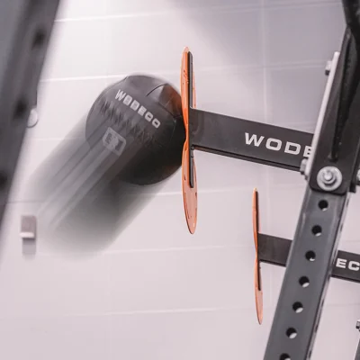 Duvara monte hedefe isabet eden WODECO marka siyah sağlık topu.