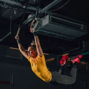 Wodeco Cimnastik Halkası (Gymnastic Ring) ile fonksiyonel ve calisthenics antrenmanı yapan sporcu