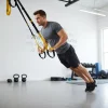 Suspension Trainer TRX ile egzersiz yapan sporcu