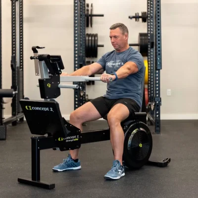 Concept2 StrengthErg ekipmanı üzerinden chest press egzersizi yapan adam