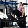 Concept2 StrengthErg ekipmanında bacak itme (Leg Press) egzersizi yapan kadın kullanıcı