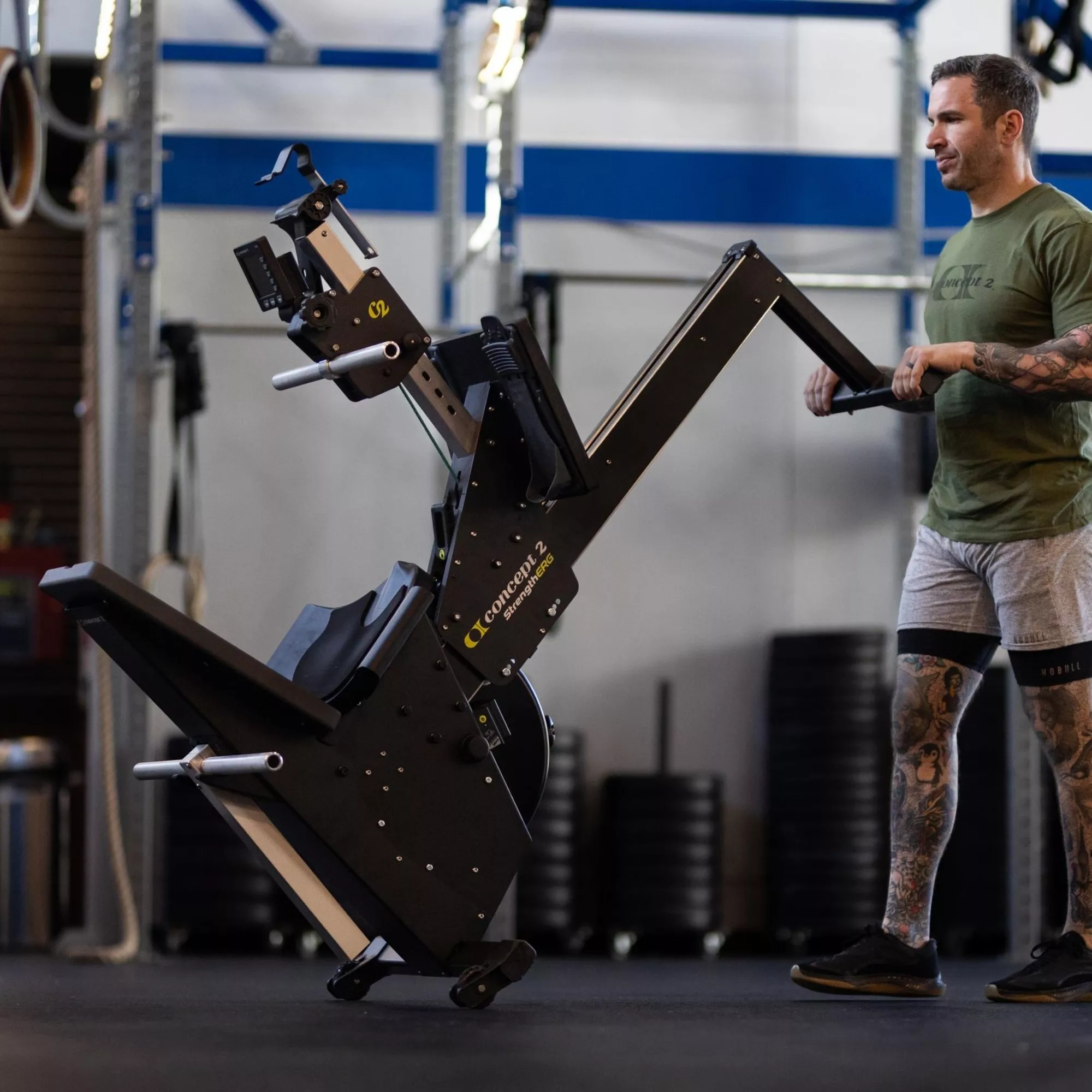 “Concept2 StrengthErg kuvvet ekipmanının dikey konumda tekerlekler üzerinde kolay depolanması.