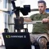 “Concept2 StrengthErg ekipmanında oturarak çekme (Seated Row) egzersizi yapan sporcu, tutma çubuğu ve ön gövde yakın çekim.