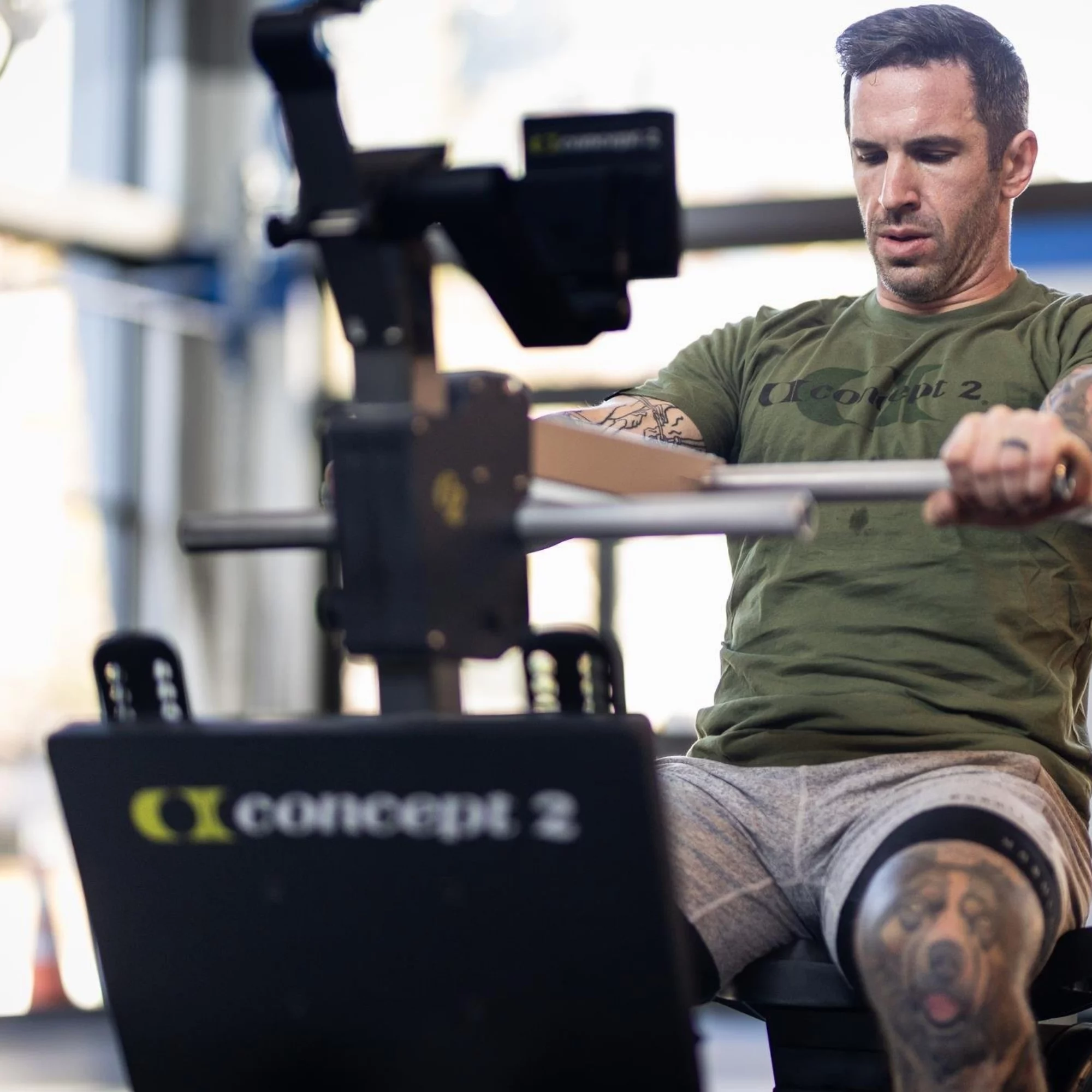 “Concept2 StrengthErg ekipmanında oturarak çekme (Seated Row) egzersizi yapan sporcu, tutma çubuğu ve ön gövde yakın çekim.