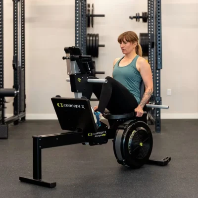 Concept2 StrengthErg ekipmanında bacak itme (Leg Press) egzersizi yapan kadın kullanıcı