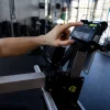Concept2 StrengthErg monitör standına takılı akıllı telefon üzerinden mobil uygulamadan ayar yapılan yakın çekim.”