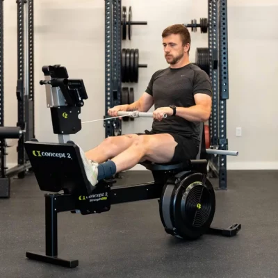 Concept2 StrengthErg ekipmanı üzerinden seated row egzersizi yapan adam