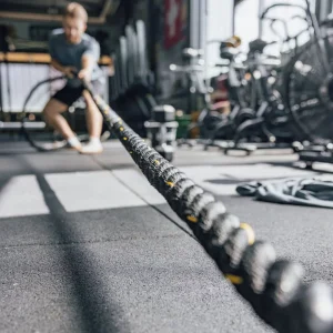 kızak halatını çeken sporcu