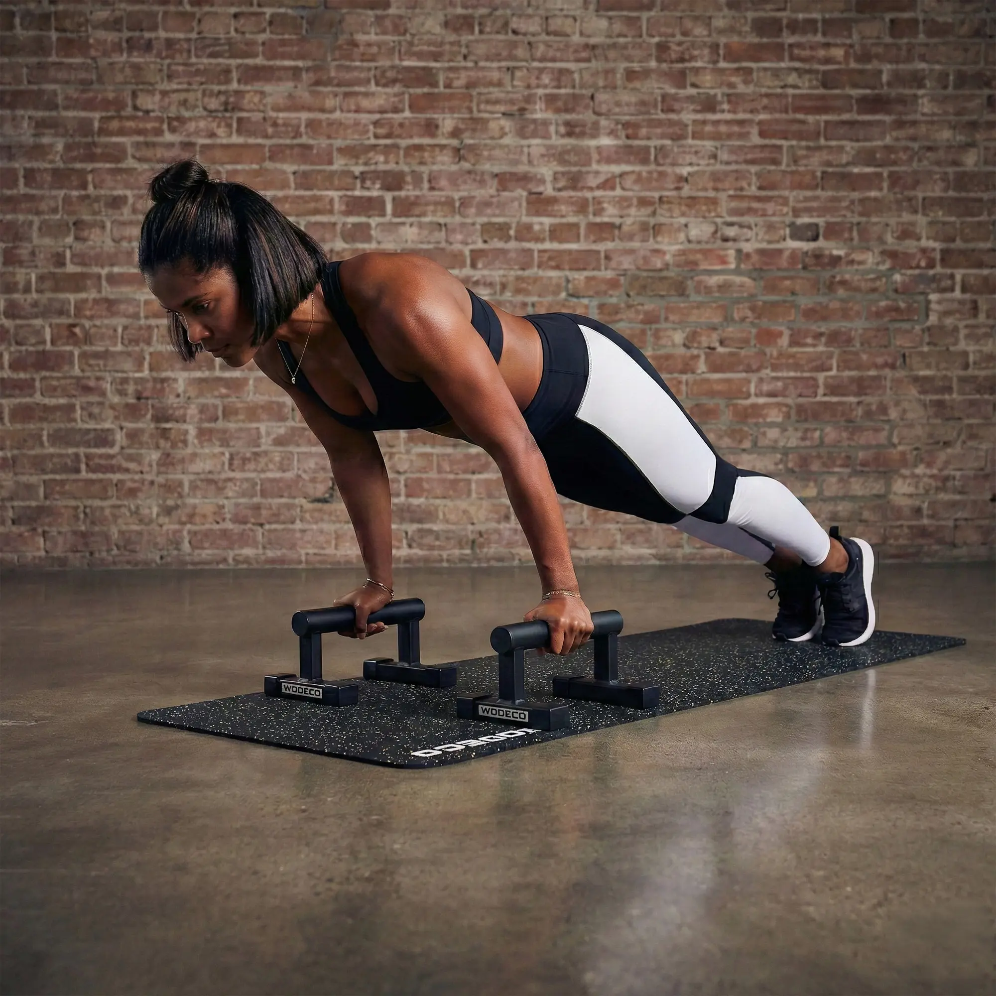 War Fitness Matı üzerinde şınav barı ile çalışan sporcu