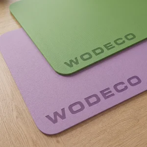 Ahşap zemin üzerinde yeşil ve mor yoga matı